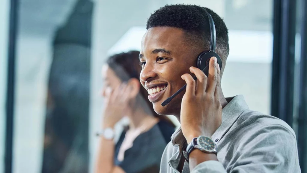 Pinnavon support specialist on a call